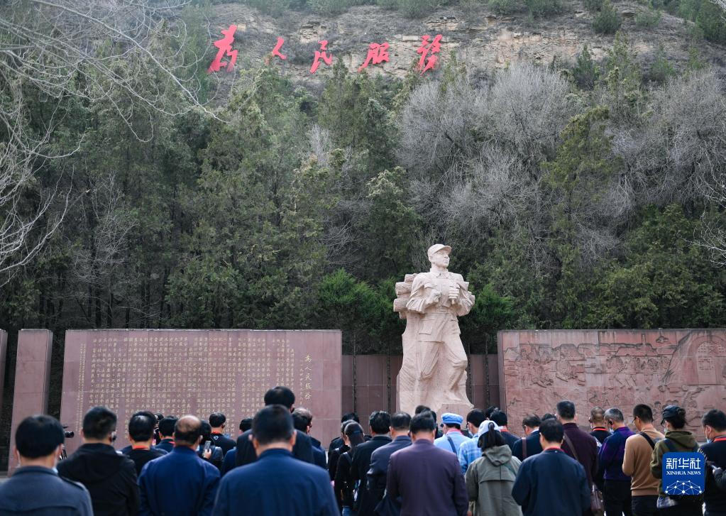 奮斗百年路 啟航新征程·中國共產(chǎn)黨人的精神譜系丨為了人民 服務人民——張思德精神述評