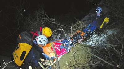驢友登封玉皇溝墜崖14小時(shí)后獲救 有償救援能攔住驢友任性冒險(xiǎn)嗎？