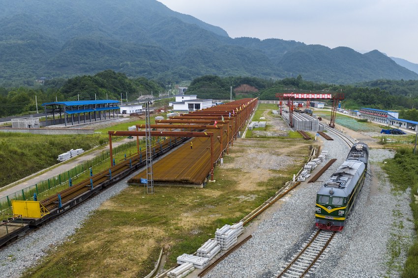 向海拔3200米挺進！成蘭鐵路啟動高原段鋪軌施工 全線建設進入最后攻堅階段