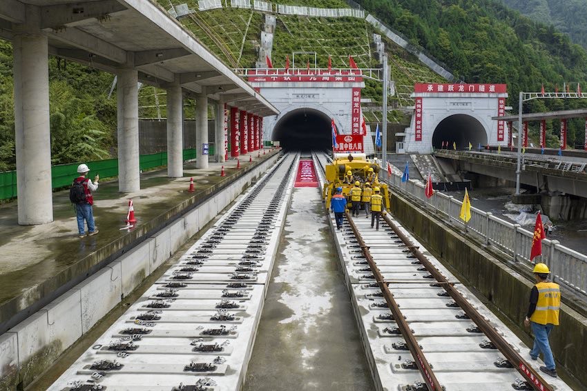 向海拔3200米挺進！成蘭鐵路啟動高原段鋪軌施工 全線建設進入最后攻堅階段