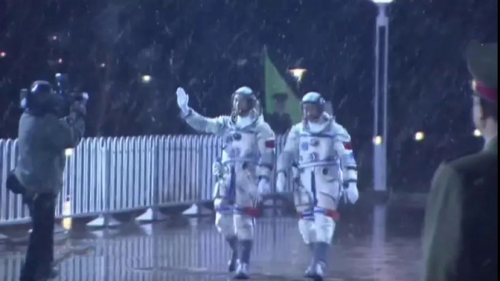 航天新征程 | 17 年前太空翻筋斗，他將再度“飛天”！