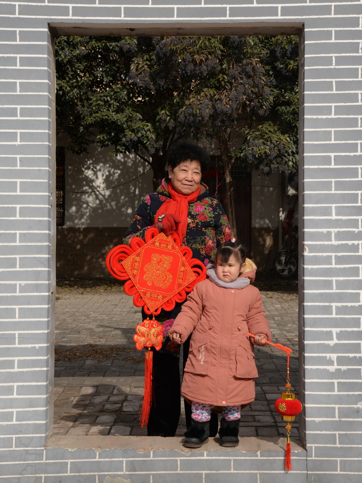 新春走基層丨新年來張全家福吧！攝影志愿者用光影為村民留住煙火年年