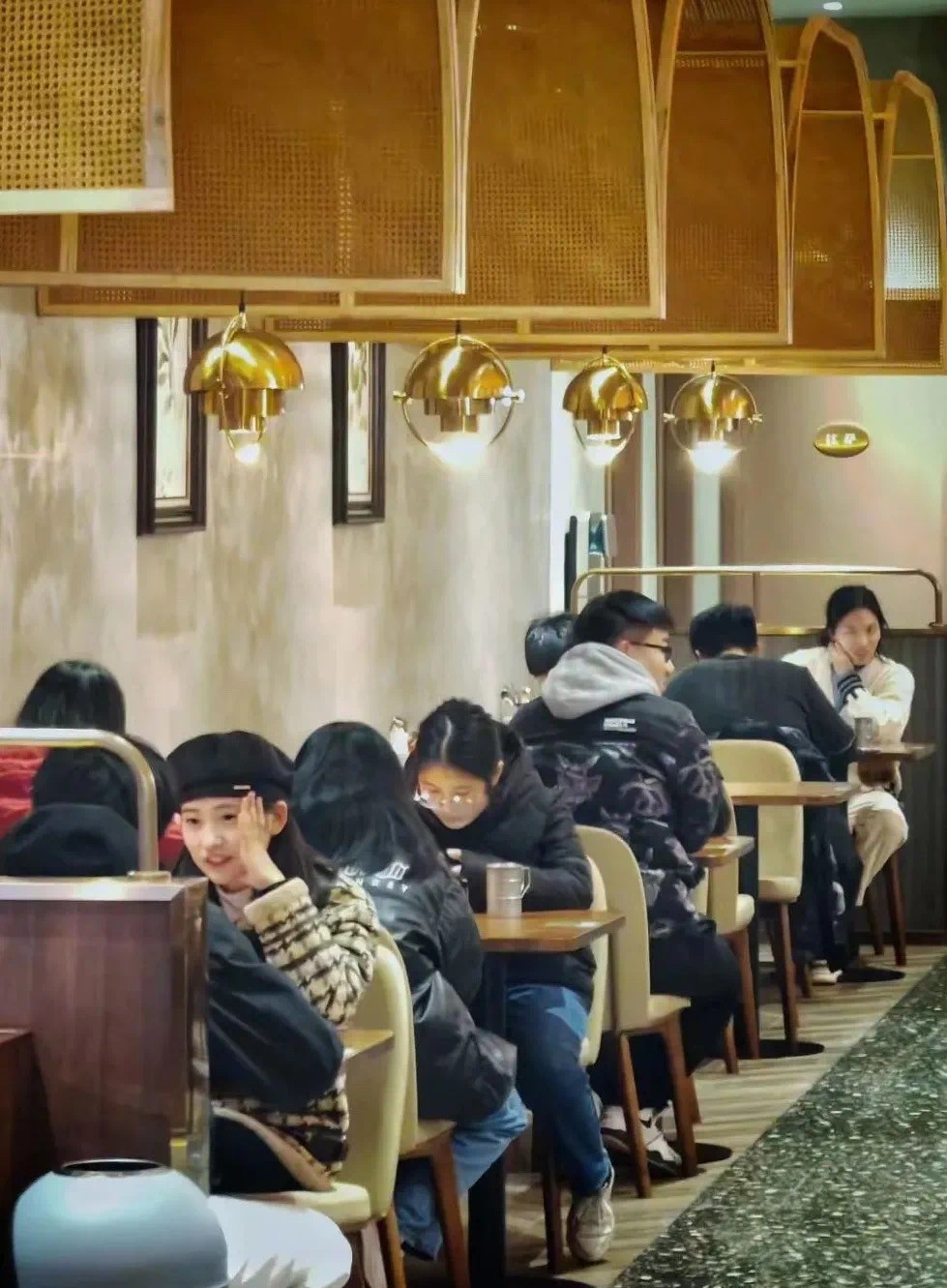 你好新學(xué)期！河南高校開(kāi)學(xué)“大片”上演 學(xué)生：真正的大學(xué)生活回來(lái)了