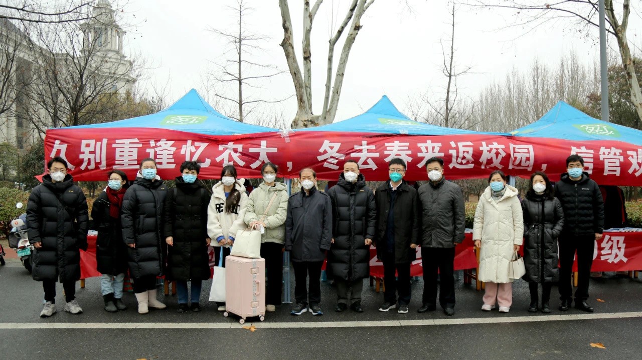 你好新學(xué)期！河南高校開(kāi)學(xué)“大片”上演 學(xué)生：真正的大學(xué)生活回來(lái)了