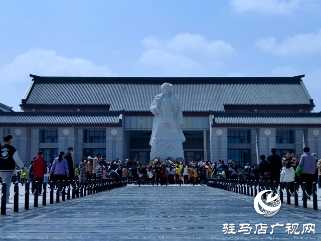清明寄哀思 民眾自發(fā)前往楊靖宇將軍紀念館內(nèi)悼念