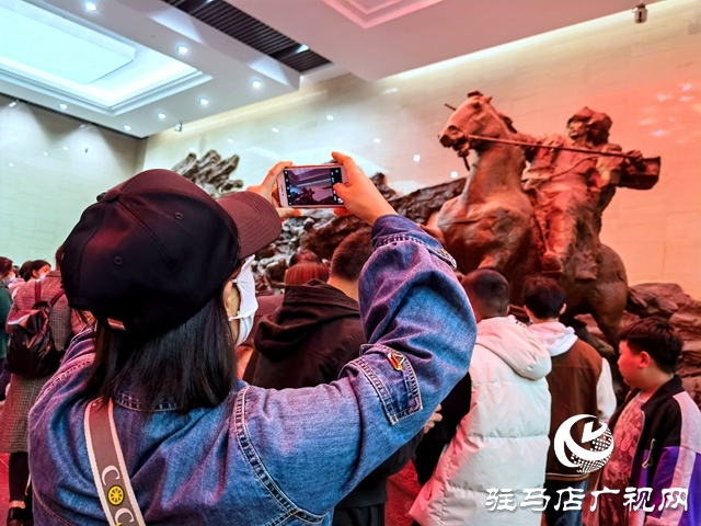 清明寄哀思 民眾自發(fā)前往楊靖宇將軍紀念館內(nèi)悼念