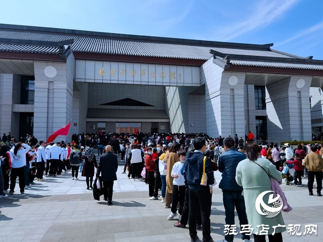 清明寄哀思 民眾自發(fā)前往楊靖宇將軍紀念館內(nèi)悼念
