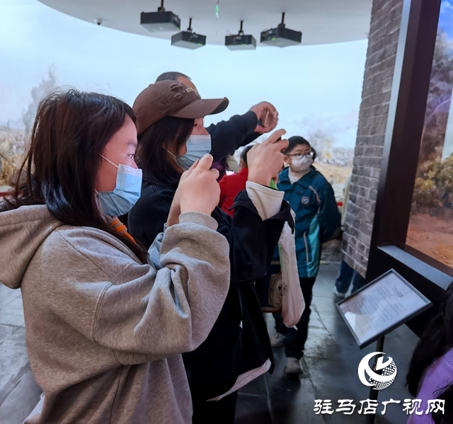 清明寄哀思 民眾自發(fā)前往楊靖宇將軍紀念館內(nèi)悼念