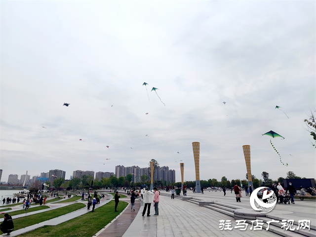 陽(yáng)光明媚 春風(fēng)習(xí)習(xí)?公園放風(fēng)箏人氣高 