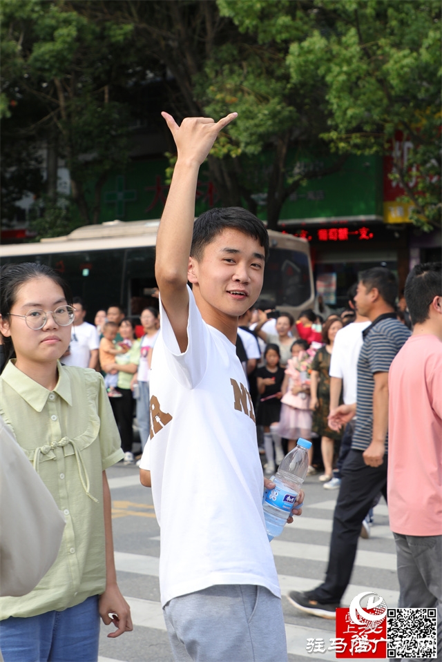 高考結(jié)束了！看泌陽考點(diǎn)這些溫暖瞬間