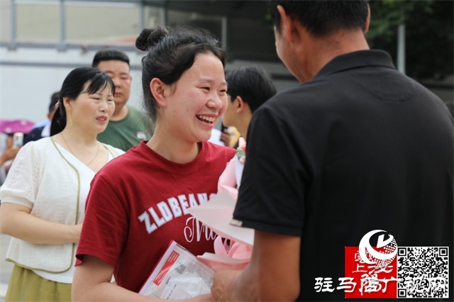 高考結(jié)束了！看泌陽考點(diǎn)這些溫暖瞬間