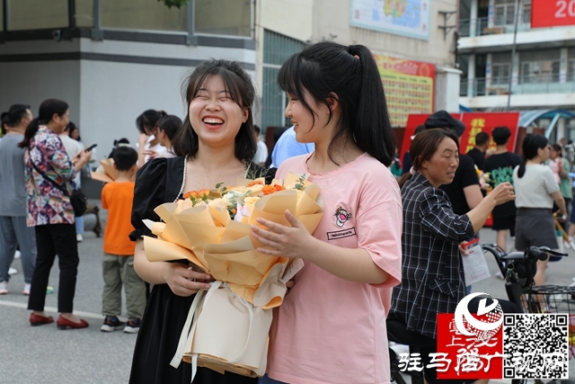 高考結(jié)束了！看泌陽考點(diǎn)這些溫暖瞬間