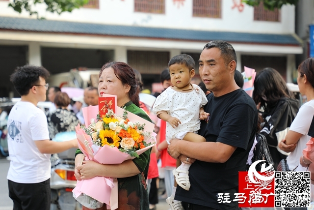 高考結(jié)束了！看泌陽考點(diǎn)這些溫暖瞬間