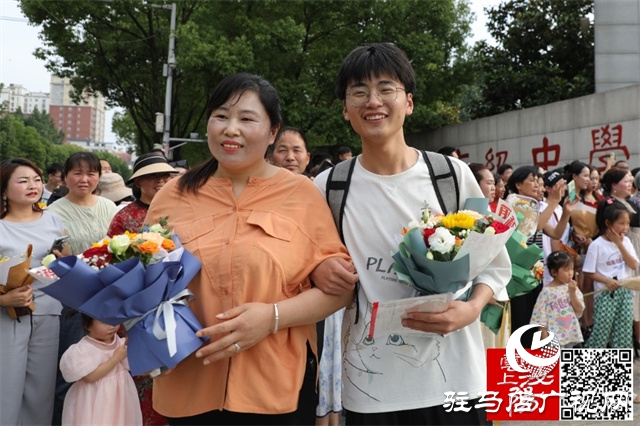 高考結(jié)束了！看泌陽考點(diǎn)這些溫暖瞬間