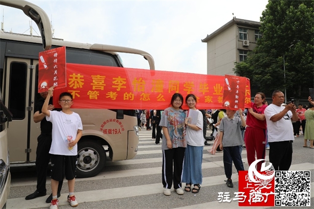 高考結(jié)束了！看泌陽考點(diǎn)這些溫暖瞬間