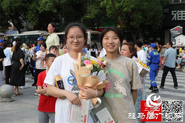 高考結(jié)束了！看泌陽考點(diǎn)這些溫暖瞬間