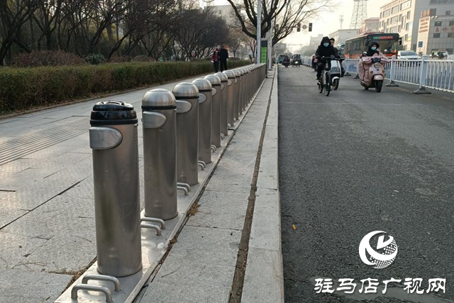 遺留在駐馬店街頭的公共自行車停車樁何日能拆除？
