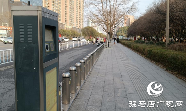 遺留在駐馬店街頭的公共自行車停車樁何日能拆除？