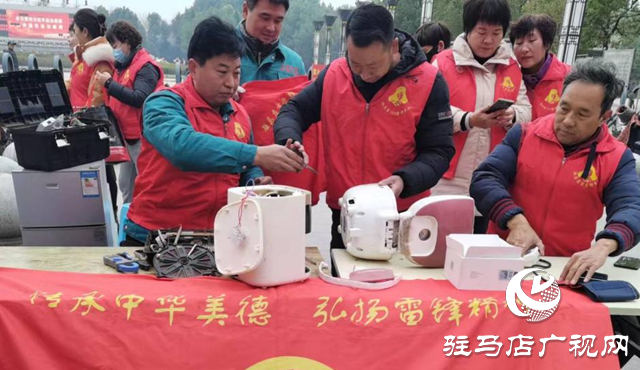 磨刀、理發(fā)、維修家電…… 駐馬店市雷鋒車隊雷鋒日學(xué)雷鋒