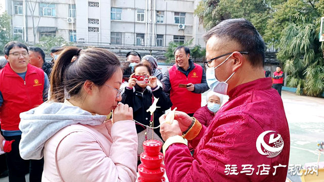 民俗文化進(jìn)社區(qū) 女同胞沉浸式體驗非遺魅力