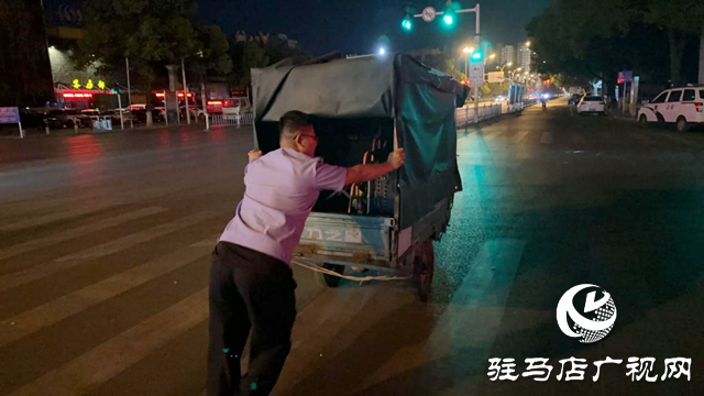暖心！殘疾男子夜晚遇困 民警熱心助其回家