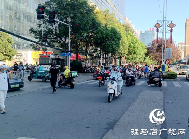 出租車“借道”候客 非機(jī)動車通行難