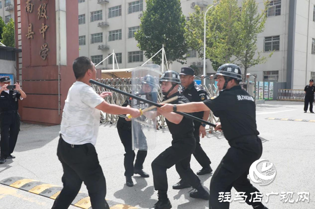 汝南警方開(kāi)展最小應(yīng)急單元處突演練