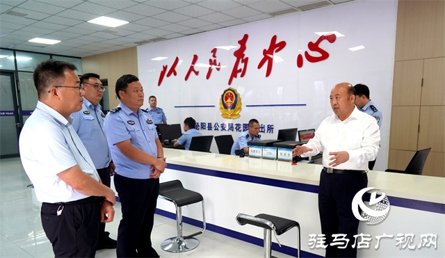 泌陽縣委副書記、縣長朱東升中秋節(jié)前督導(dǎo)檢查安全生產(chǎn)和節(jié)日商品保供等工作