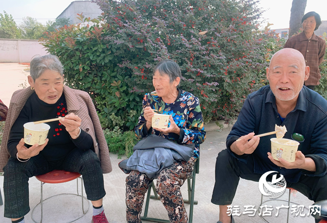 駐馬店經(jīng)濟(jì)開發(fā)區(qū)紅十字天中救援隊(duì)舉辦情暖重陽主題活動