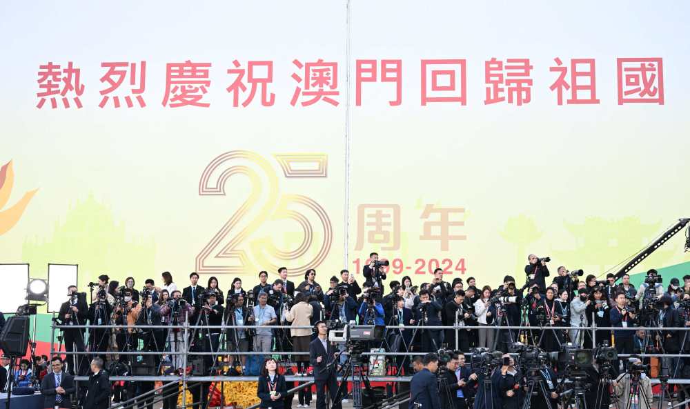 高清大圖丨習(xí)近平抵達澳門受到熱烈歡迎
