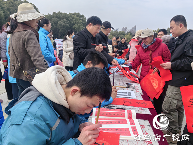 駐馬店市第四中學(xué)開展寫春聯(lián)剪窗花送祝?；顒? width=