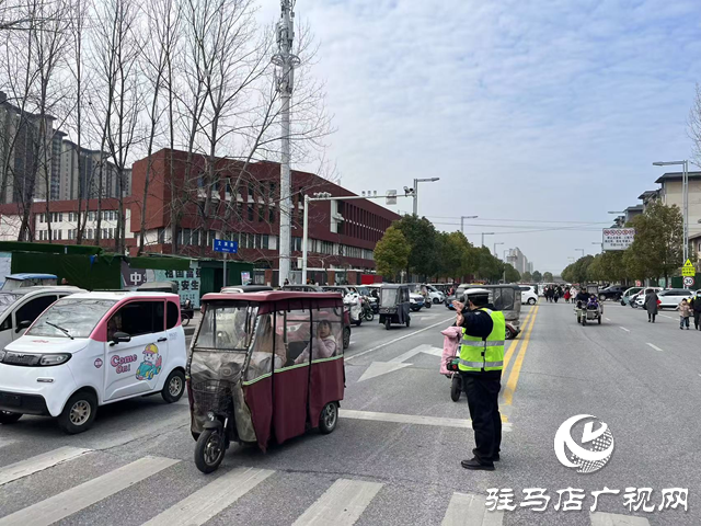 駐馬店市城鄉(xiāng)一體化示范區(qū)交警大隊(duì)：用心撐起“平安傘”全力護(hù)航開(kāi)學(xué)季