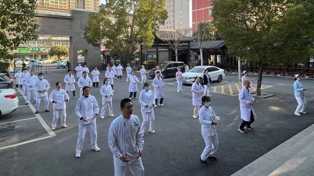 駐馬店市中醫(yī)院面向廣大市民開(kāi)展“共練八段錦，共筑健康長(zhǎng)城”活動(dòng)