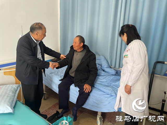中國(guó)殘聯(lián)副主席張銀良深入開發(fā)區(qū)、遂平縣看望殘疾人