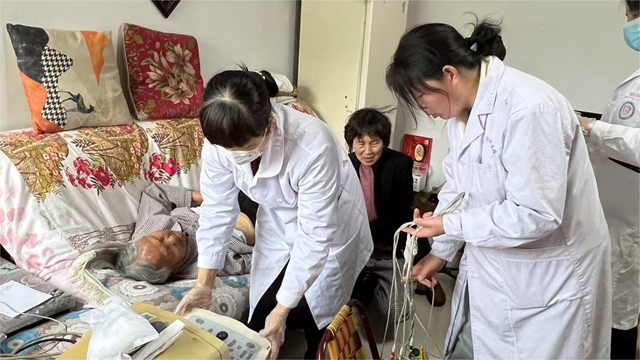  “零距離”守護(hù)健康！駐馬店市第二中醫(yī)院新華社區(qū)為失能老人上門體檢