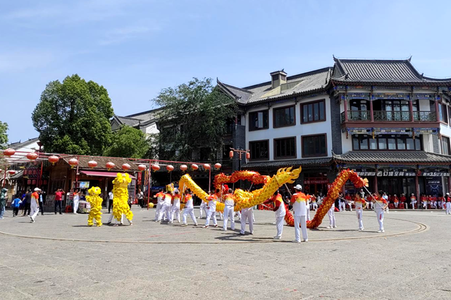 鞭龍舞動迎“五一”  全民健身展風采