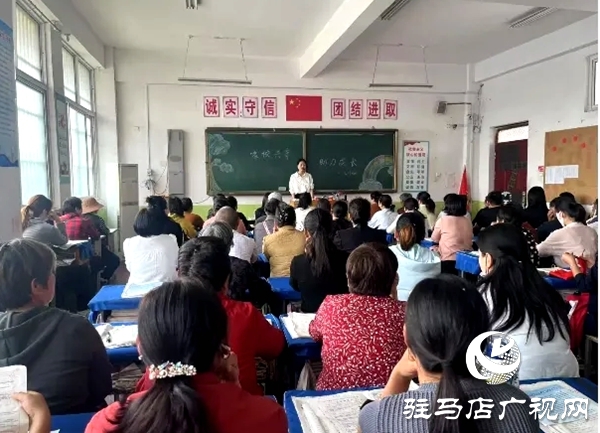 平輿縣外國語小學五年級家長走進學校參與“家校共育 助力成長”主題家長會