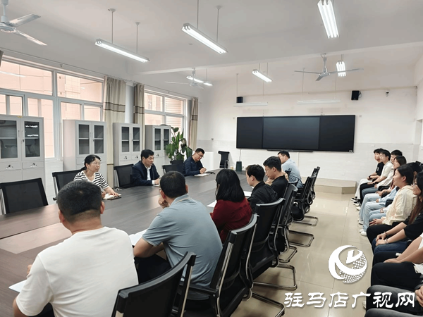 駐馬店職業(yè)技術(shù)學院黨委書記蘇新留到信息工程學院聽課調(diào)研