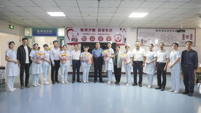  黃淮學院領導到駐馬店市第一人民醫(yī)院開展“5·12”護士節(jié)慰問活動