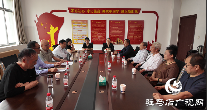 愛心捐贈(zèng) 書香傳情 ——駐馬店籍作家向黃淮學(xué)院圖書館捐贈(zèng)書籍