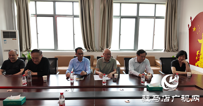 愛心捐贈(zèng) 書香傳情 ——駐馬店籍作家向黃淮學(xué)院圖書館捐贈(zèng)書籍
