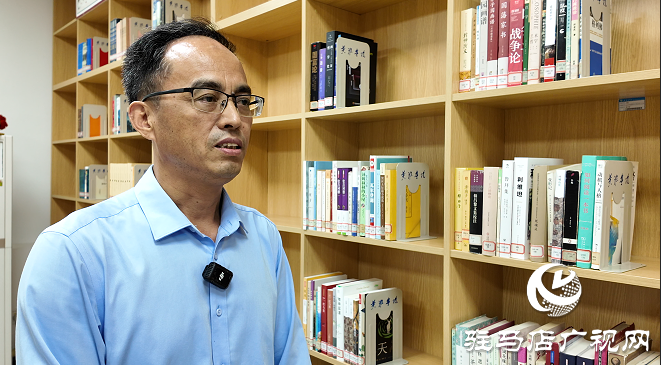 愛心捐贈(zèng) 書香傳情 ——駐馬店籍作家向黃淮學(xué)院圖書館捐贈(zèng)書籍