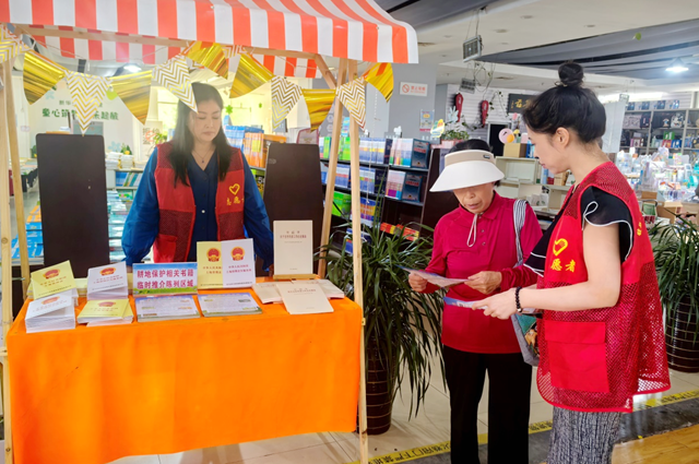 駐馬店市自然資源和規(guī)劃局驛城分局開(kāi)展耕地保護(hù)宣傳年活動(dòng)