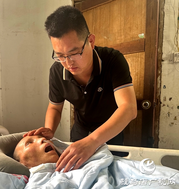 植物人母親床前3000個(gè)日夜的守護(hù)：平輿縣90后農(nóng)民陳賀明的孝道長征