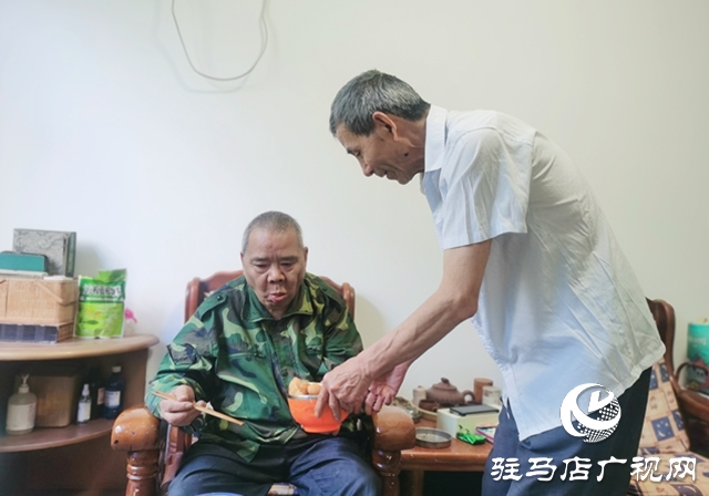 五十年守護(hù)患病兄長 古稀老人王二軍演繹手足情深