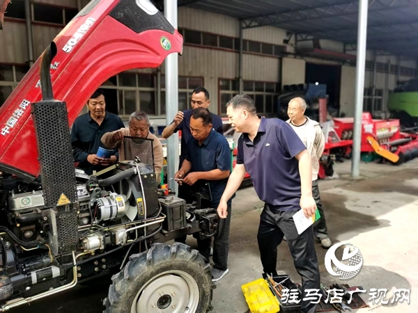 平輿縣：農機檢修忙 備戰(zhàn)迎“三夏”