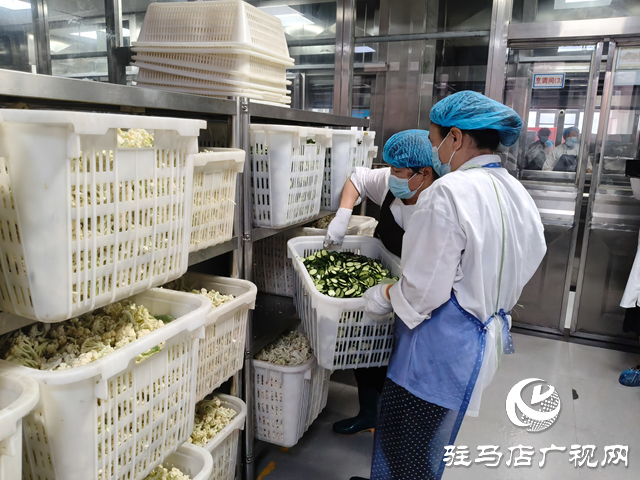  家長(zhǎng)化身學(xué)校供餐公司職員 守護(hù)學(xué)生舌尖安全