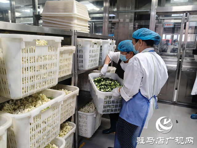 駐馬店市實(shí)驗(yàn)中學(xué)：43名家長(zhǎng)化身食品安全守護(hù)者守護(hù)學(xué)生舌尖安全