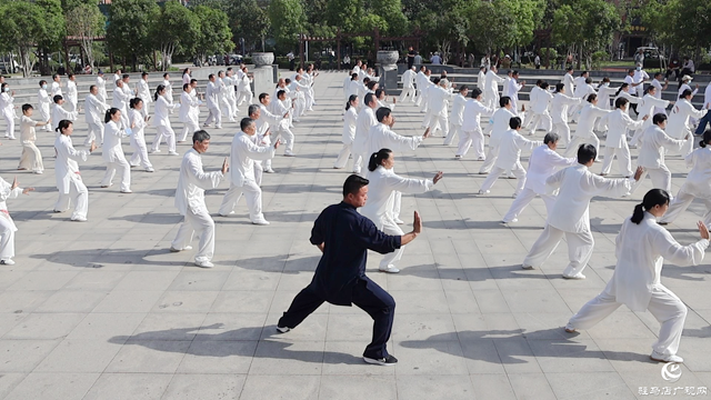 正陽(yáng)縣：300余名銀齡太極愛好者聯(lián)動(dòng)展演 傳承國(guó)粹譜寫幸福新篇