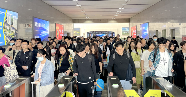 “三夏”時(shí)節(jié) 駐馬店車務(wù)段精準(zhǔn)施策助力務(wù)工人員返鄉(xiāng)生產(chǎn)